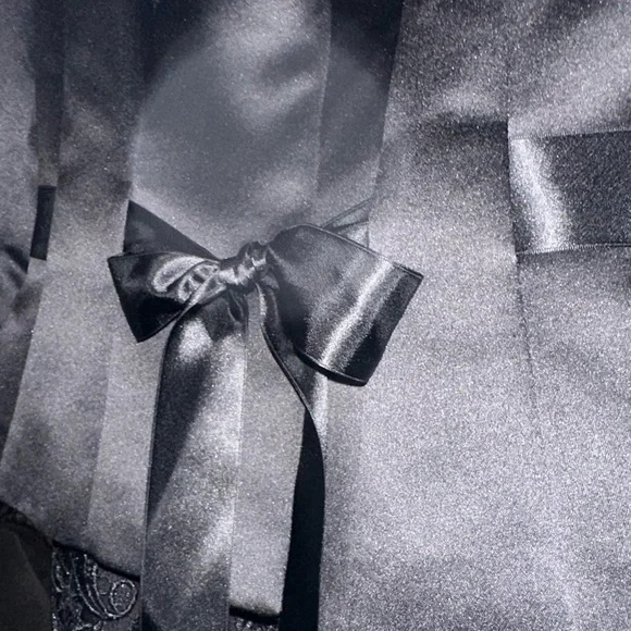 Tahari Arthur Levine Black satin and lace suite Size 4 - Picture 3 of 6